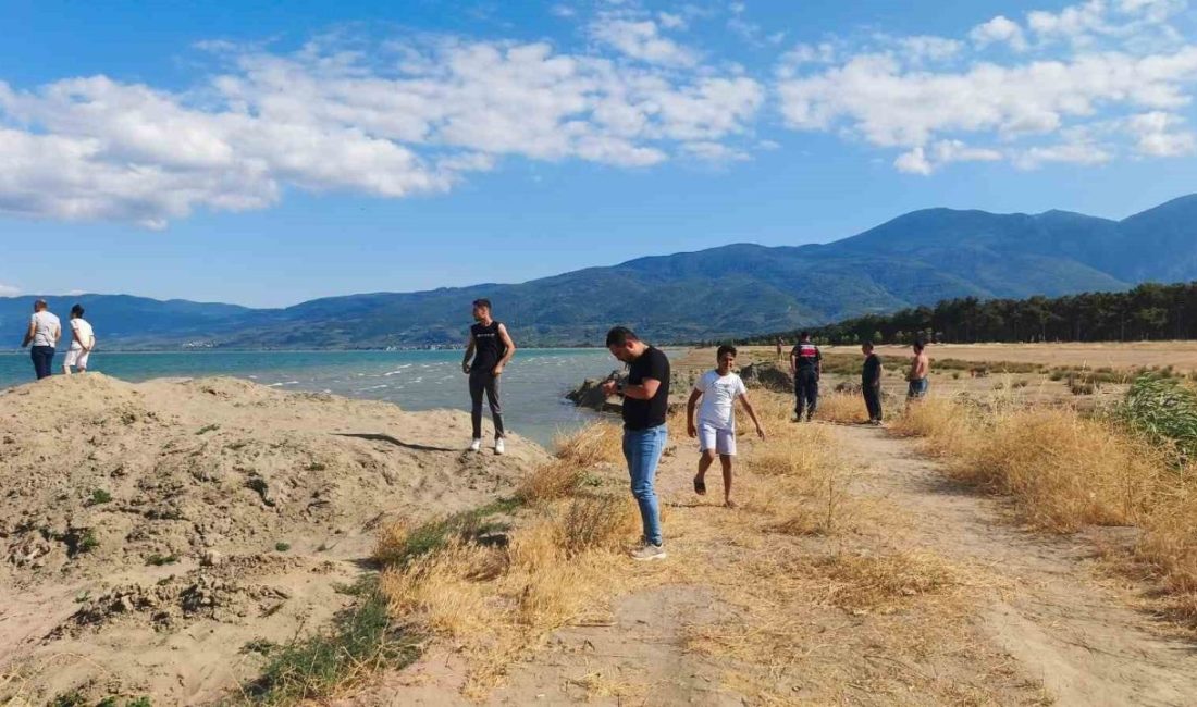 İznik Gölü’ne giren iki kuzen kayboldu Bursa’nın Orhangazi ilçesinde serinlemek için İznik Gölü’ne giren iki kuzen