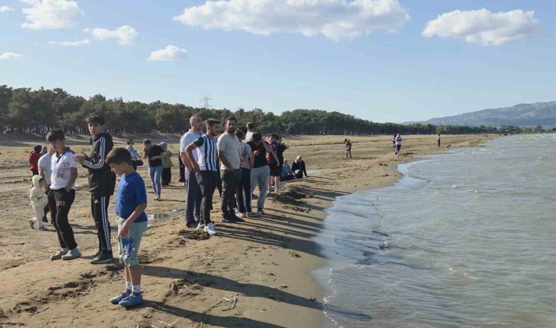 İznik Gölü’ne giren iki kuzenin cansız bedenlerine ulaşıldı Bursa’nın Orhangazi ilçesinde serinlemek için İznik Gölü’ne giren ve kaybolan
