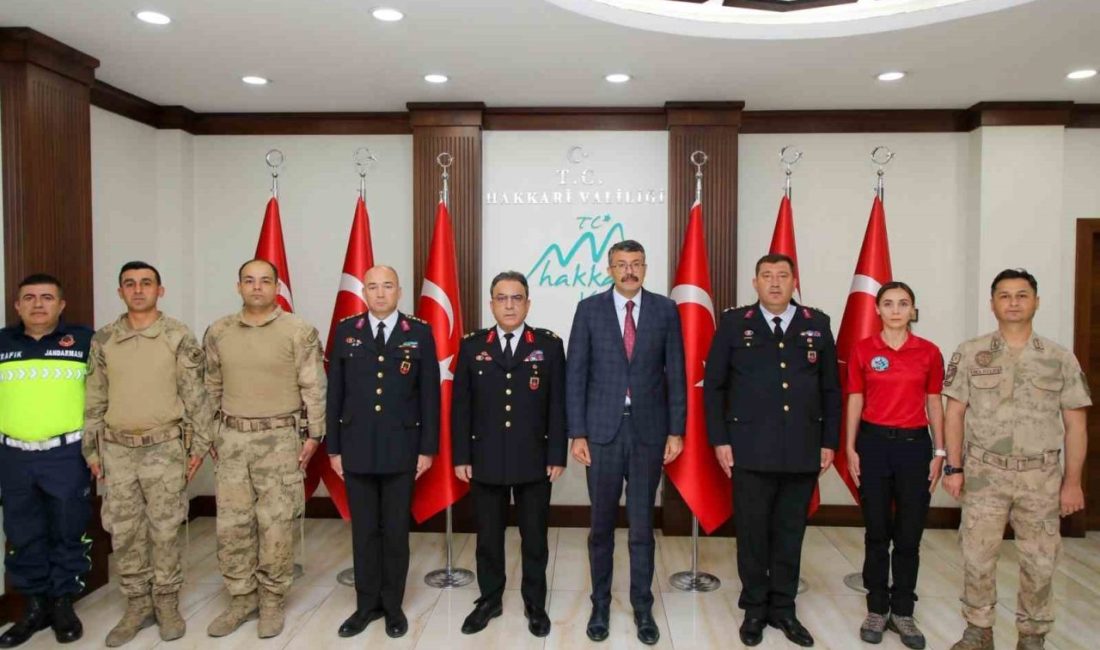 Hakkari İl Jandarma Komutanı Tuğgeneral Necip Çarıkcıoğlu, beraberindeki personel ile