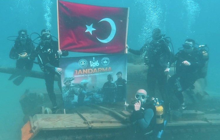 Jandarma teşkilatının 186. yıldönümünü su altına kutladılar Jandarma teşkilatının 186. kuruluş yıldönümü, Saros Körfezi’nde Tekirdağ İl Jandarma