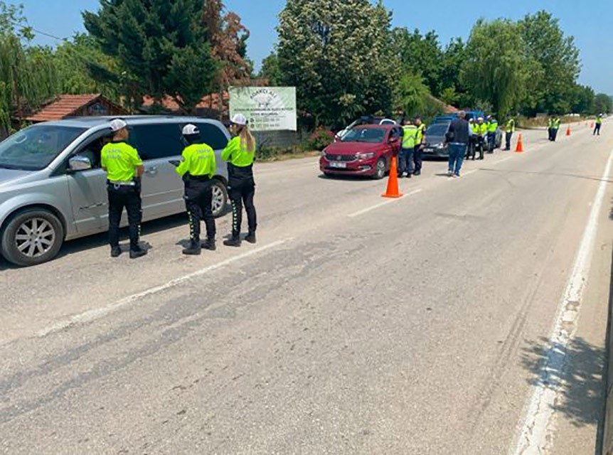 Jandarma ve polisten ortak uygulama Bursa’nın İnegöl ilçesinde, Kurban Bayramı tatilinde vatandaşların huzur ve güvenliğini