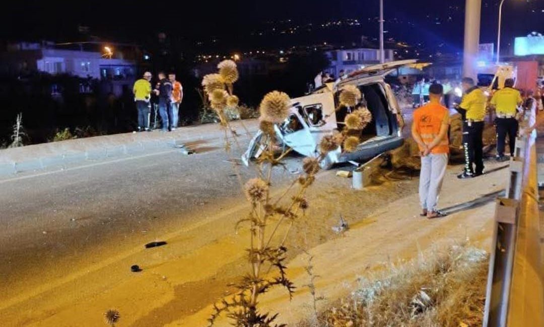 Kahramanmaraş’ta hafif ticari aracın bariyere çarptığı kazada 1 kişi öldü,