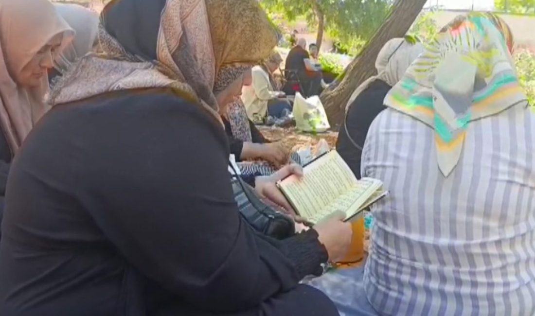Kahramanmaraş’ta öğrenciler sınavdayken aileler de dışarıda dua etti Kahramanmaraş Yükseköğretim Kurumları Sınavı (YKS) heyecanı sabahın erken saatlerinde başladı.