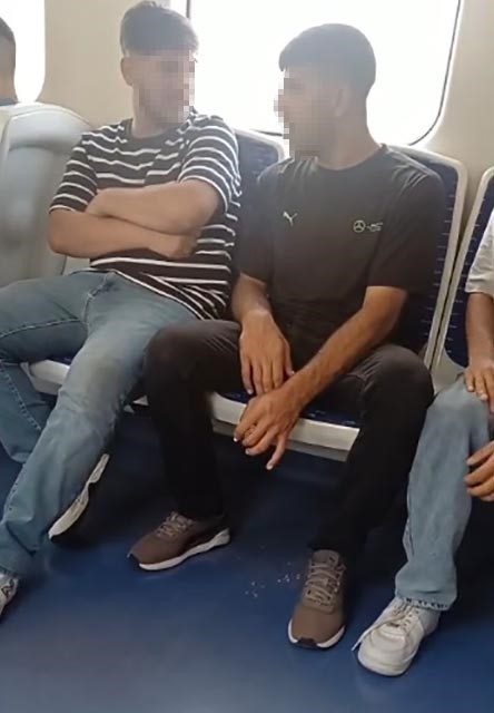 İzmir’de toplu ulaşım aracı olan İZBAN’da yolculuk yapan bir kişi,
