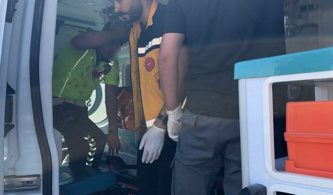 Kamyonet, polis aracına çarptı: 2 polis yaralandı Adıyaman’da, kamyonetin arkadan çarptığı polis aracındaki 2 polis memuru yaralandı.