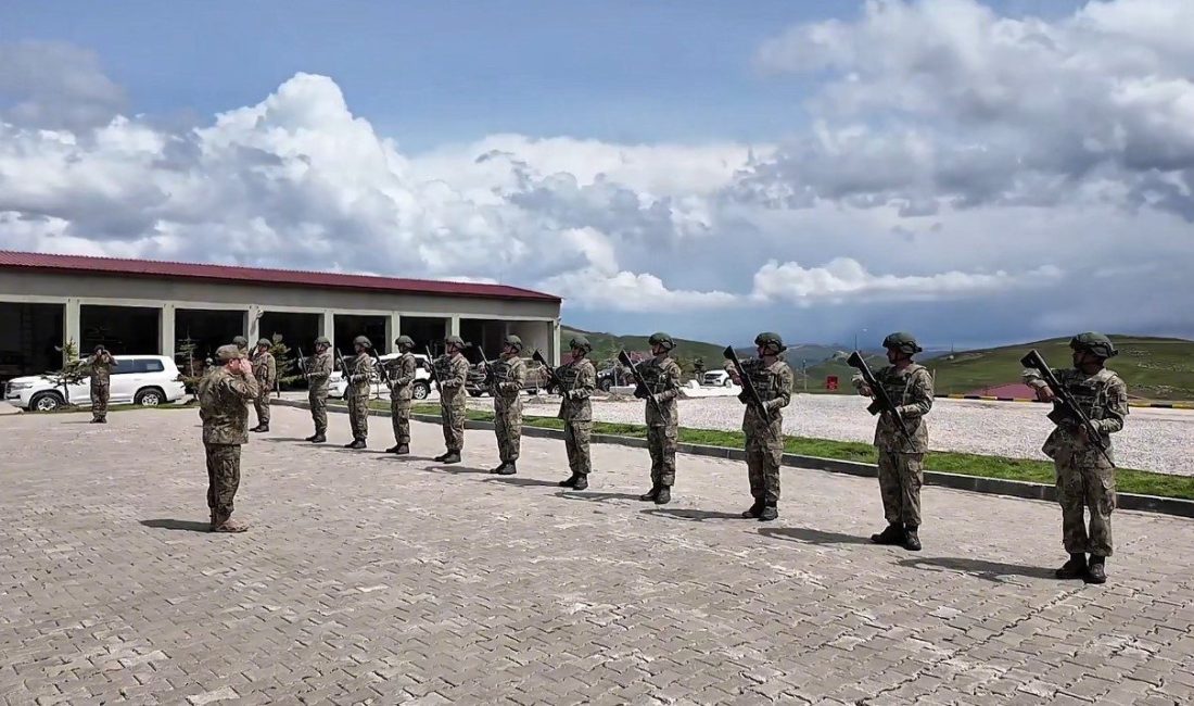 Kara Kuvvetleri Komutanı Bayraktaroğlu, Iğdır’daki Mehmetçikle bayramlaştı Kara Kuvvetleri Komutanı Orgeneral Selçuk Bayraktaroğlu, Kurban Bayramı dolayısıyla Iğdır’daki