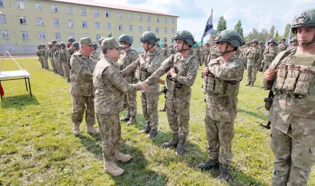 Kara Kuvvetleri Komutanı Orgeneral Bayraktaroğlu, Mehmetçik’in bayramını kutladı Kara Kuvvetleri Komutanı Orgeneral Selçuk Bayraktaroğlu, Kurban Bayramı dolayısıyla Ağrı’da