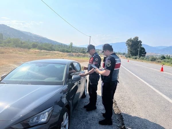Aydın’ın Karacasu ilçesinde jandarma ekipleri, Kurban Bayramı’nda sürücülere yönelik bilgilendirme