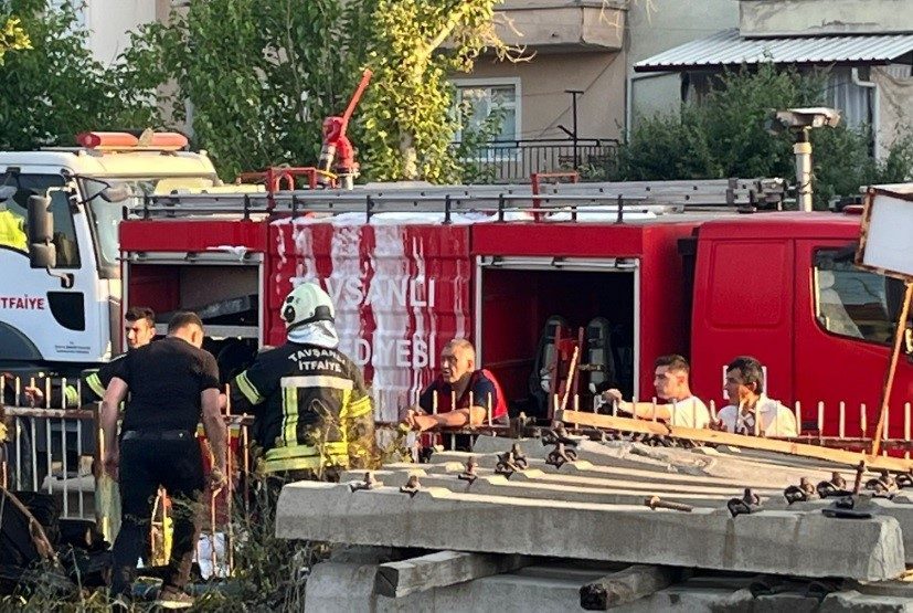Kargaların demiryolu hattında elektrik kablolarına teması yangın çıkarttı Kütahya’nın Tavşanlı ilçesinde demiryolu kenarında çıkan ot yangını paniğe neden