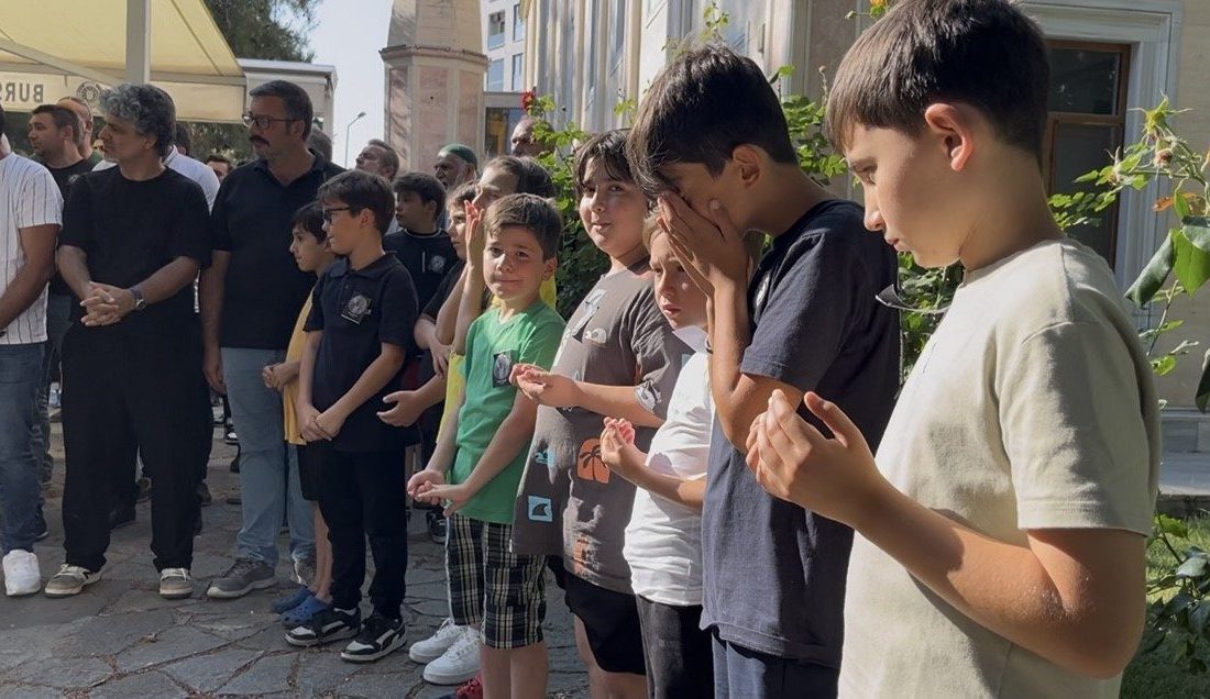 Karne gününde görevi başında fenalaşan öğretmen hayatını kaybetti Bursa’da bir ilkokulda karne gününde aniden fenalaşan öğretmen, tüm müdahalelere