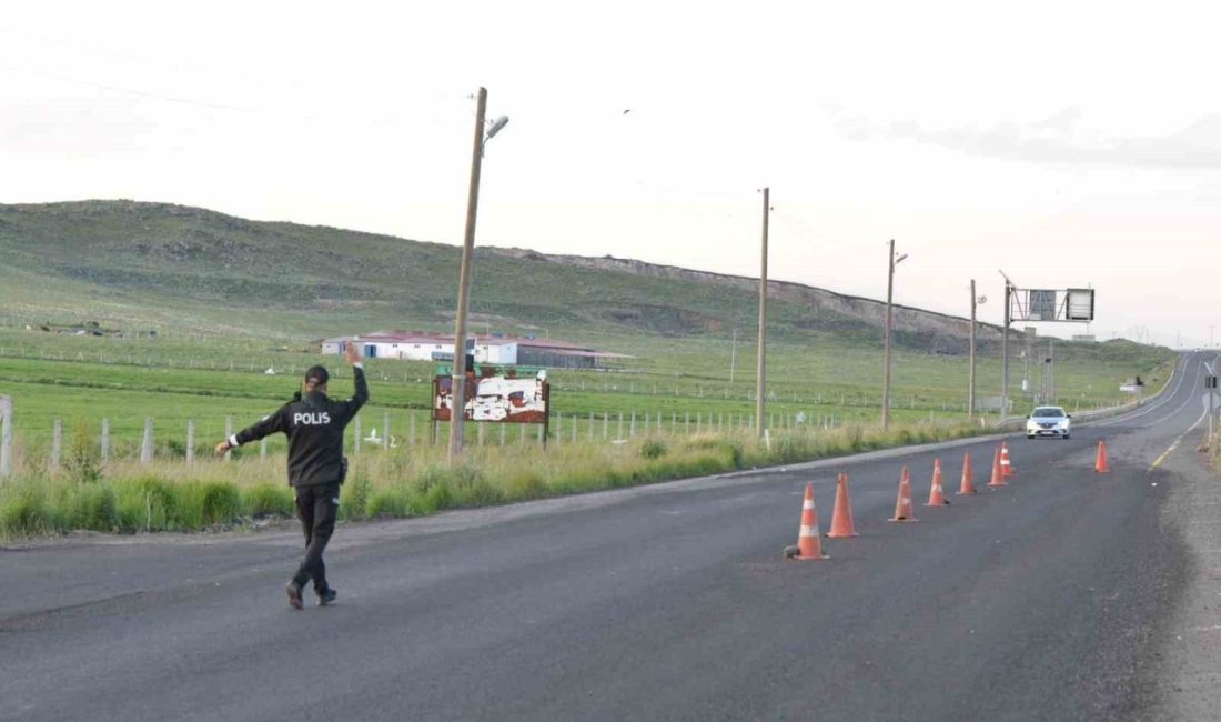 Kars’ta asayiş ve trafik uygulamaları sıklaştırıldı Kars’ta asayiş ve trafik uygulamaları sıklaştırıldı. Kars İl Emniyet Müdürlüğü’nce