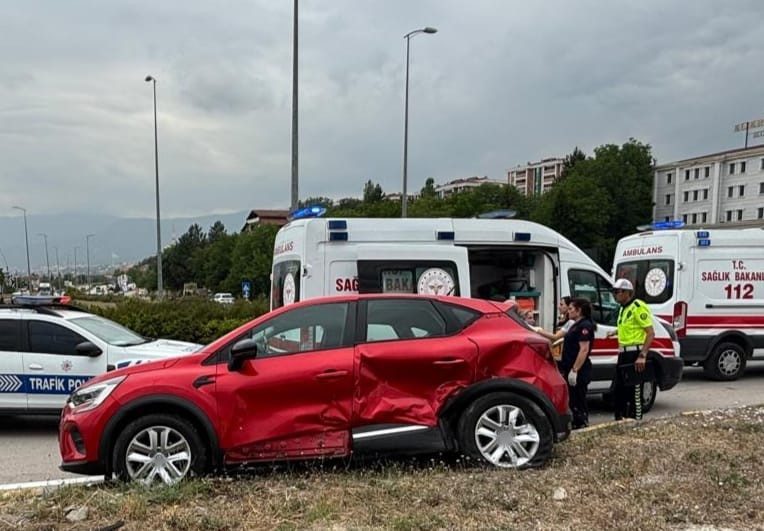 Kavşakta iki otomobil çarpıştı: 3 yaralı Karabük’te kavşakta iki otomobilin çarpıştığı kazada 3 kişi yaralandı. Edinilen