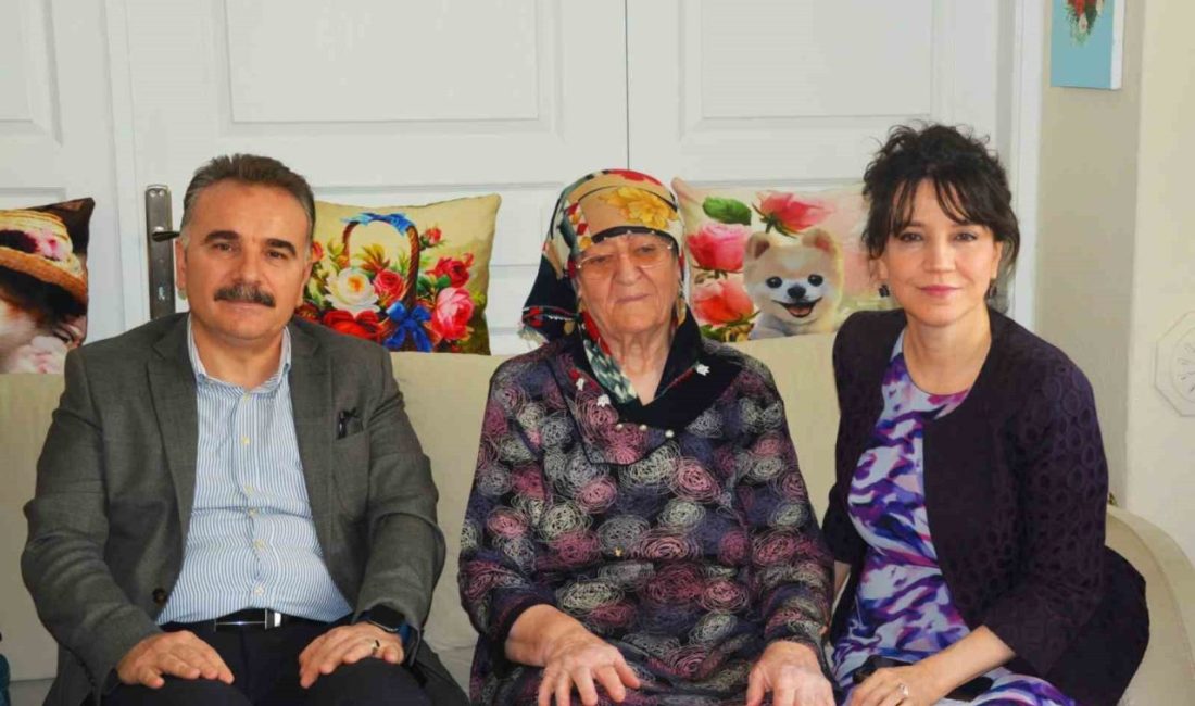 Kaymakam Odabaş’tan şehit ailelerine Kurban Bayramı ziyareti Balıkesir’in Edremit ilçesinde Kaymakam Ahmet Odabaş, Kurban Bayramı dolayısıyla şehit
