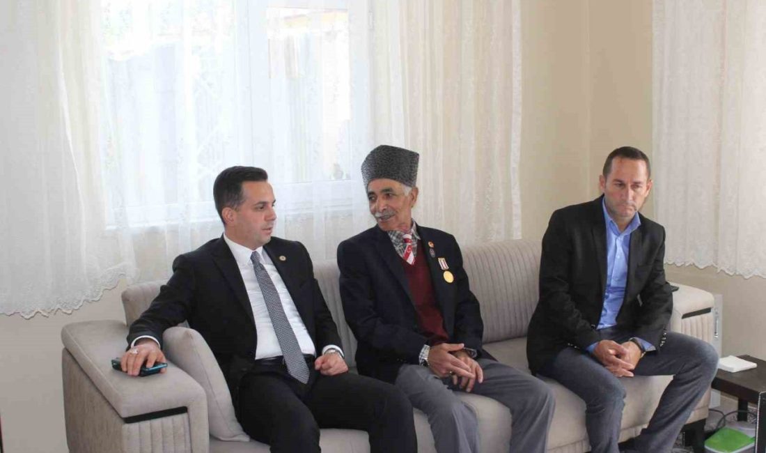 Kaymakam Şahin şehit ve gazi aileleriyle bir araya geldi Demirözü Kaymakamı Yasin Şahin, şehit ve gazi ailelerinin bayramını kutlamak