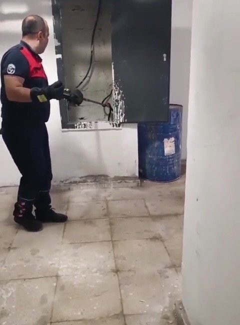 Kazan dairesinde yılan paniği Hatay’ın Dörtyol ilçesinde bir apartmanın kazan dairesine giren yılan, itfaiye