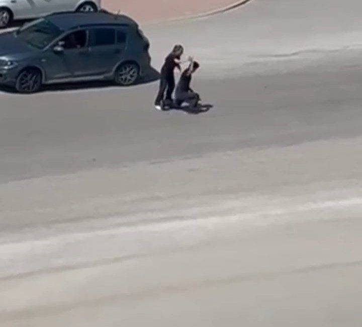 Kendisine şiddet uygulayan eşini savunan kadına vatandaşlardan tepki Bursa’da sokak ortasında şiddete uğrayan kadın, eşini savununca vatandaşlar da