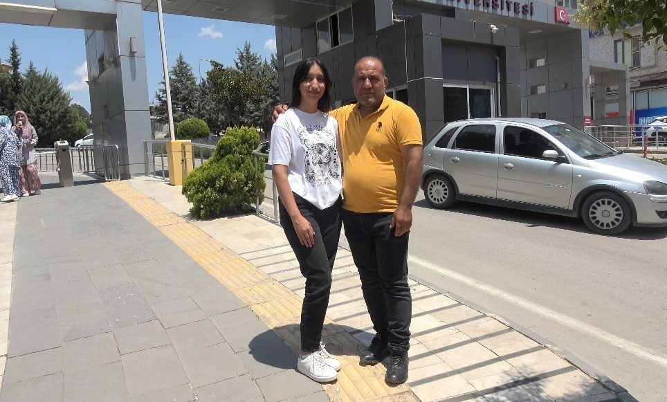 Kilis’te baba Kemal Uğur, kızı Fatma Uğur’un Yükseköğretim Kurumları Sınavı