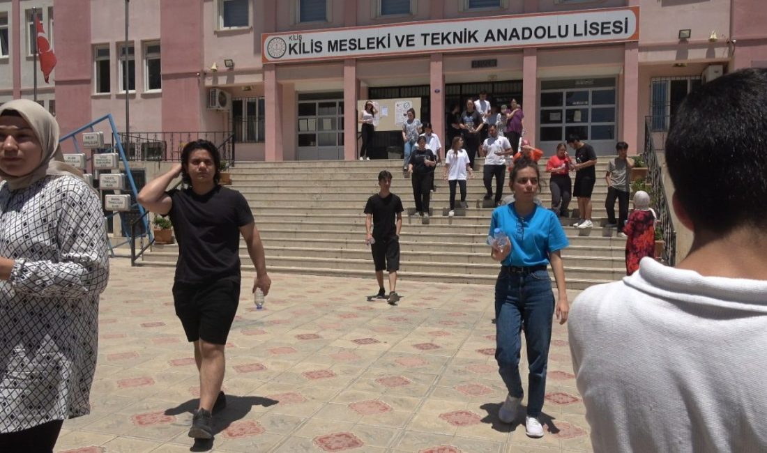 Kilis Mesleki ve Teknik Anadolu Lisesi’nde TYT sınavına giren öğrenciler,
