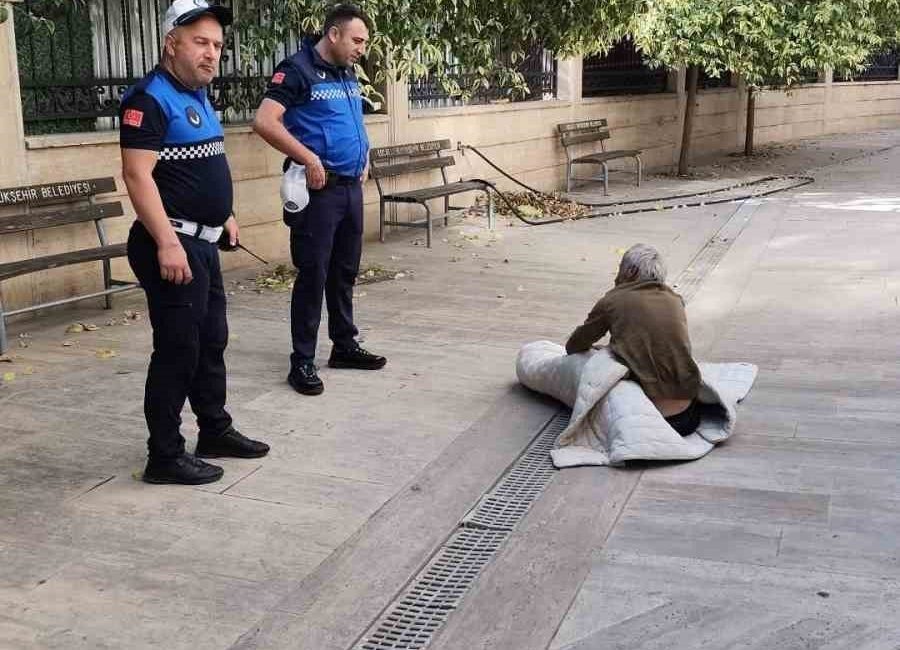 Kimsesiz vatandaşa yardım eli Gebze’de cami avlusunda bulunan ve kimsesiz olduğu anlaşılan vatandaş, zabıta