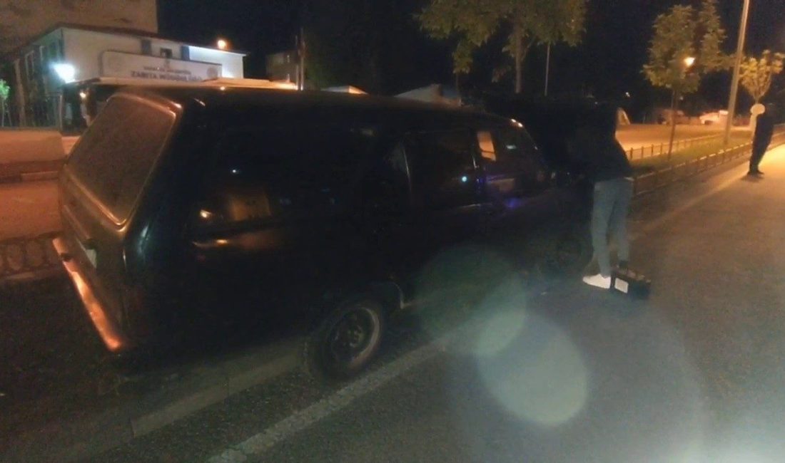 Kıontrolden çıkan otomobil refüje çıktı Erzurum’un Yakutiye ilçesinde sürücüsünün direksiyon hakimiyetini kaybettiği otomobil refüje çıkarak