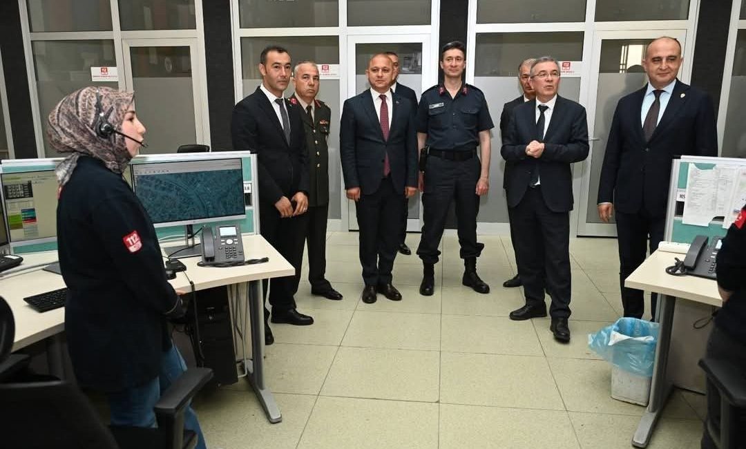 Kırıkkale il protokolü, görevi başında bulunan personelin bayramını kutladı Kırıkkale Vali Yardımcısı Ahmet Sait Kurnaz, il protokolüyle birlikte, görevi
