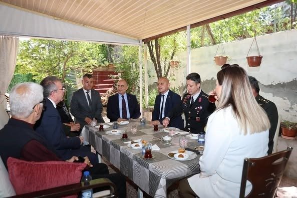 Kırıkkale Vali Yardımcısı Kurnaz’dan şehit ailesine ziyaret Kırıkkale’de, Kurban Bayramı münasebetiyle Vali Yardımcısı Ahmet Sait Kurnaz, Şehit