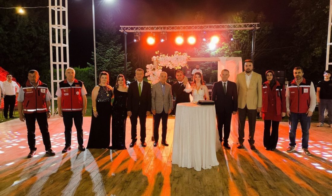 Kırklareli Valisi Turan, “Evlenecek Gençlerin Desteklenmesi” projesinden yararlanan çiftin nikah şahidi oldu Aile ve Sosyal Hizmetler Bakanlığınca yürütülen “Evlenecek Gençlerin Desteklenmesi” projesine