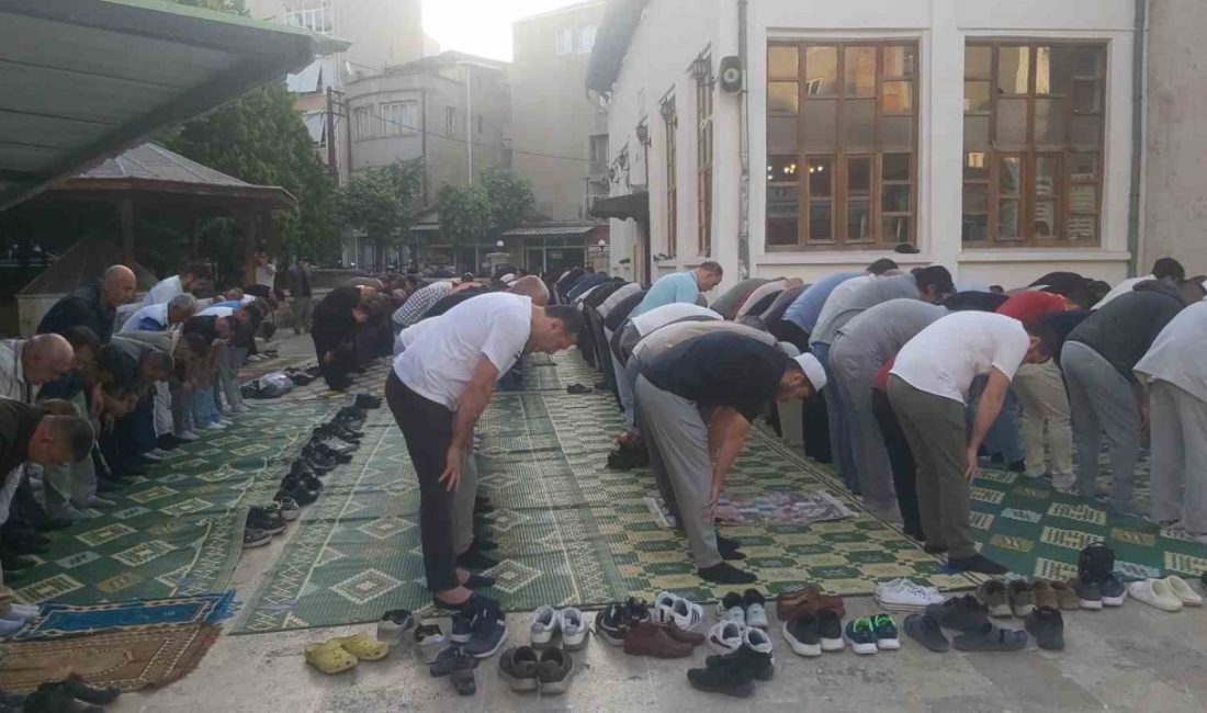 Kırklareli’nde bayram namazı coşkuyla eda edildi Kırklareli’nde sabahın erken saatlerinde camileri dolduran vatandaşlar teşrik tekbirleri eşliğinde