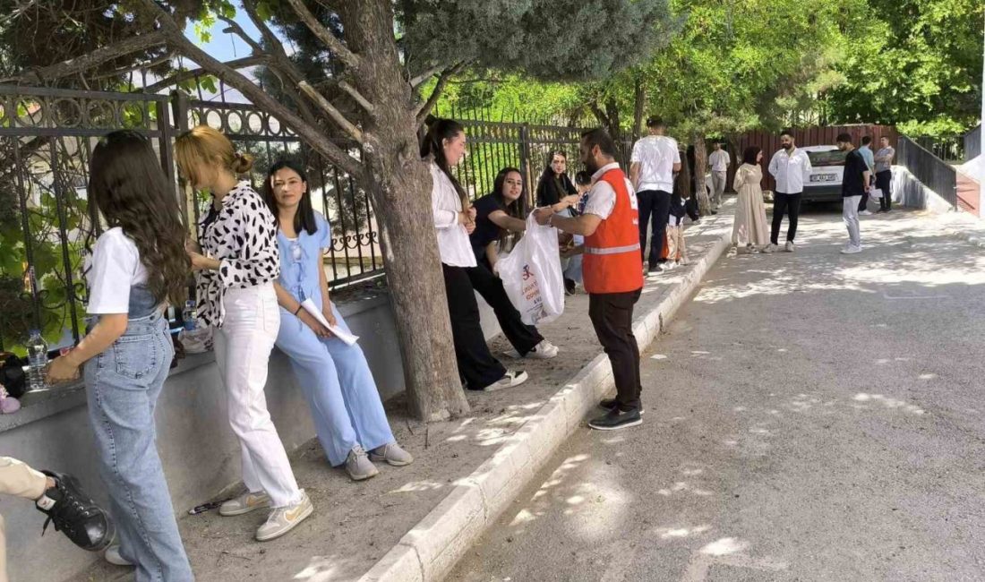Kızılay’dan YKS adaylarına moral desteği Hakkari Kızılay Şubesi, Yükseköğretim Kurumları Sınavı’na (YKS) giren öğrencilere moral