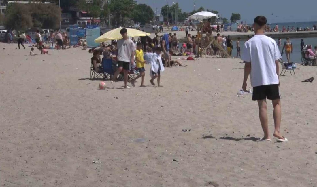 Küçükçekmece’de bayramın 2’nci gününde sıcaklardan bunalan vatandaşlar kendilerini sahile attı.