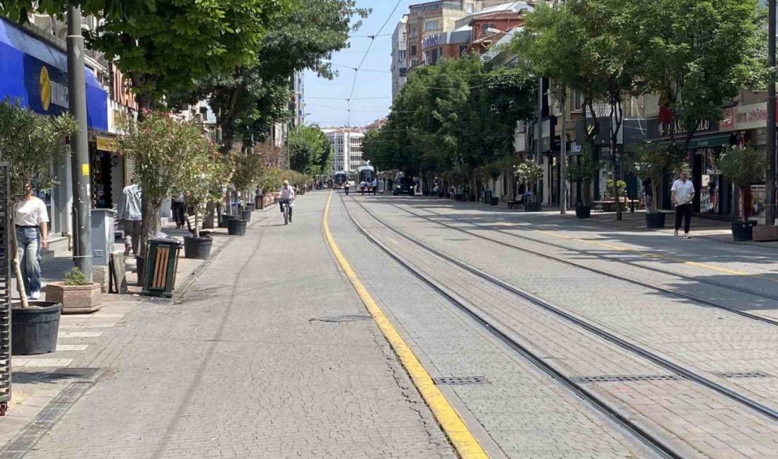 Kurban Bayramı’nın 3’üncü gününde çarşı sokakları boş kaldı Eskişehir’de Kurban Bayramı’nın 3’üncü gününde çarşı sokaklarında sessizlik hakim oldu.