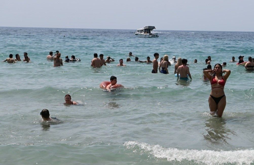 Aydın’ın Kuşadası ilçesinde Kurban Bayramı tatilinin ikinci gününde deniz, kum