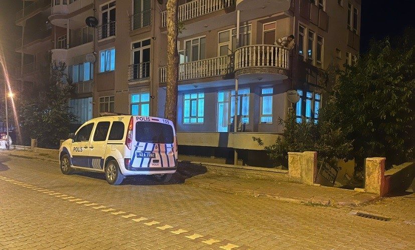 Kütahya’da erkek kardeş silahla oynarken ablasını vurdu Kütahya’nın Tavşanlı ilçesinde silahla oynayan erkek kardeş, ablasını yanlışlıkla vurarak