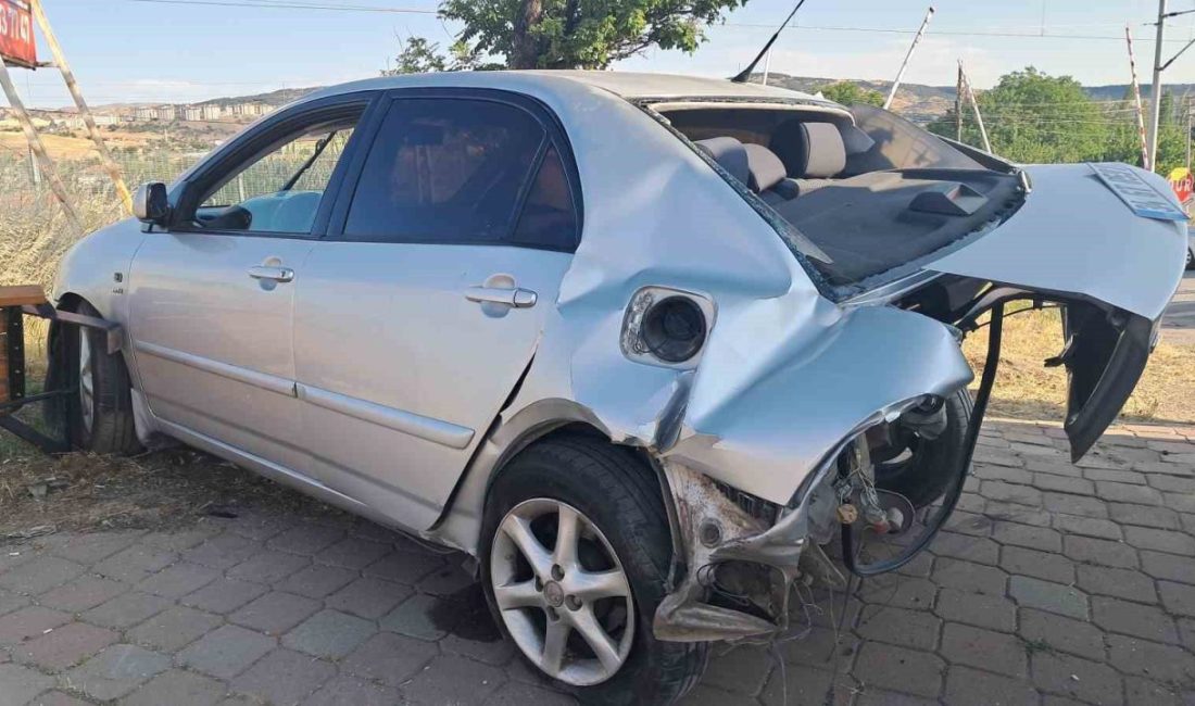 Lüks otomobilin çarpıştığı araç hurdaya döndü: 3 ağır yaralı Kırıkkale’de lüks otomobilin, önünde seyreden otomobile çarptığı kazada 3 kişi