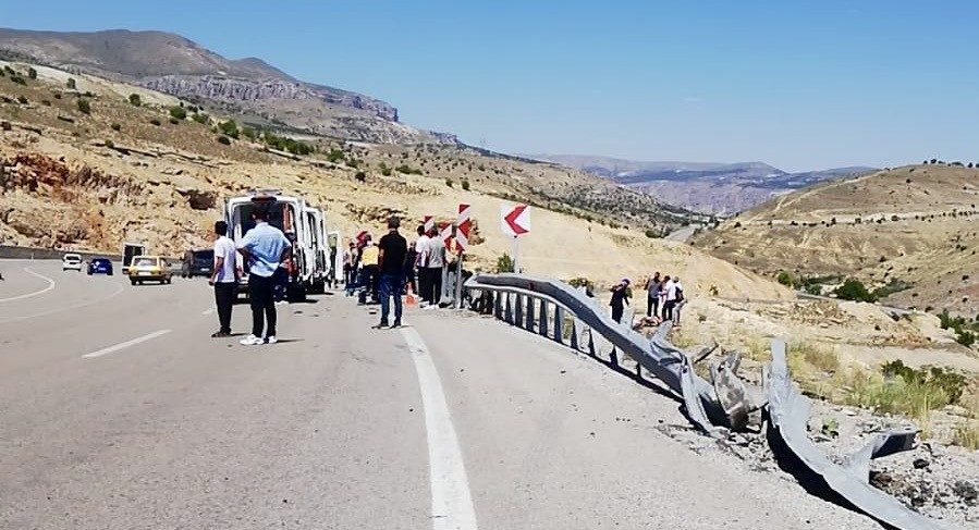 Malatya’da otomobil bariyerlere çarparak takla attı: 1 ölü, 2 yaralı Malatya’nın Darende ilçesi yakınlarında meydana gelen tek taraflı trafik kazasında