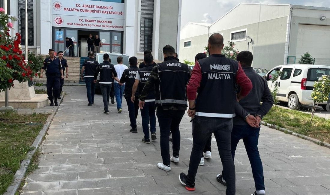 Malatya’da “torbacı” operasyonu: 14 tutuklama Malatya’da, sokak satıcılarına yönelik gerçekleştirilen uyuşturucu operasyonunda 14 şüpheli tutuklandı.