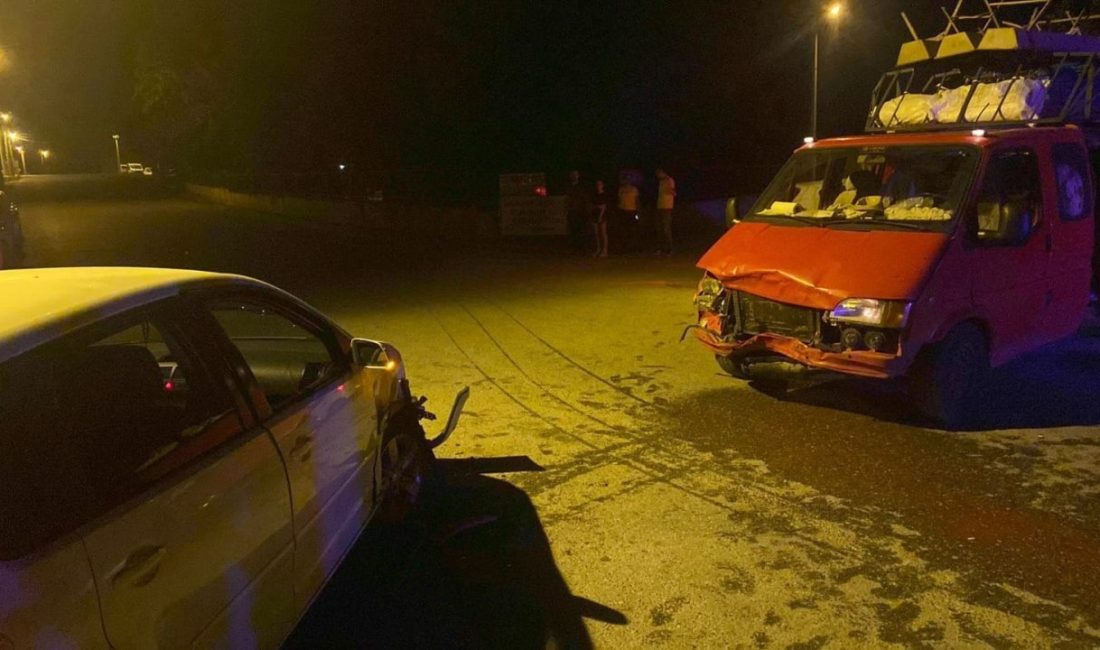 Manavgat’ta kamyonetle otomobil çarpıştı: 3 yaralı Manavgat ilçesinde kamyonet ile otomobilin çarpışması sonucu meydana gelen kazada,