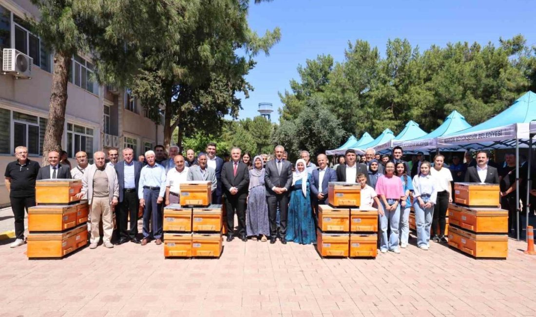 Mardin’de 800 üreticiye 4 bin arılı kovan dağıtıldı Mardin Valiliği ve Mardin Büyükşehir Belediyesi iş birliğiyle yürütülen 4
