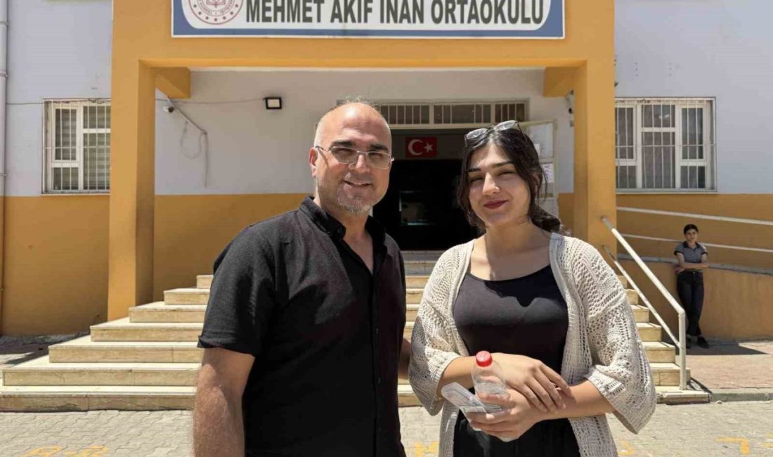 Mardin’de çiftçi baba, kızına destek için YKS sınavına kızı ile girdi Mardin’in Kızıltepe ilçesinde 3 üniversite bitiren ve 4’üncüsü için gün