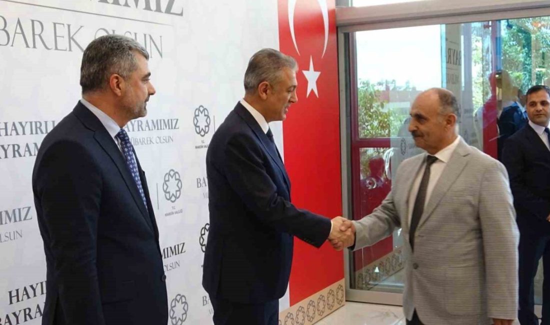 Mardin’de farklı dine mensup vatandaşlar bayramlaşma programında buluştu Mardin’de Kurban Bayramı dolayısıyla düzenlenen bayramlaşma programında farklı inançlara mensup