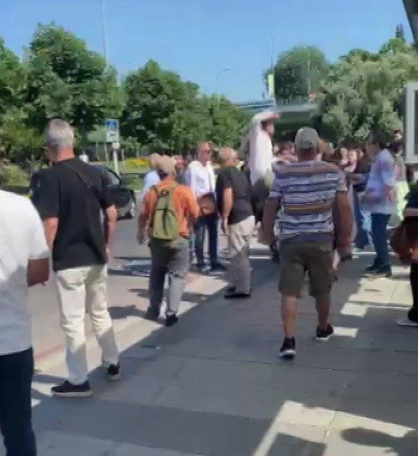 Marmaray’da çıkan ’yol tarifi’ kavgasında yumruklar havada uçuştu Marmaray istasyonu çıkışında bir genç ve yaşlı vatandaş arasında yol