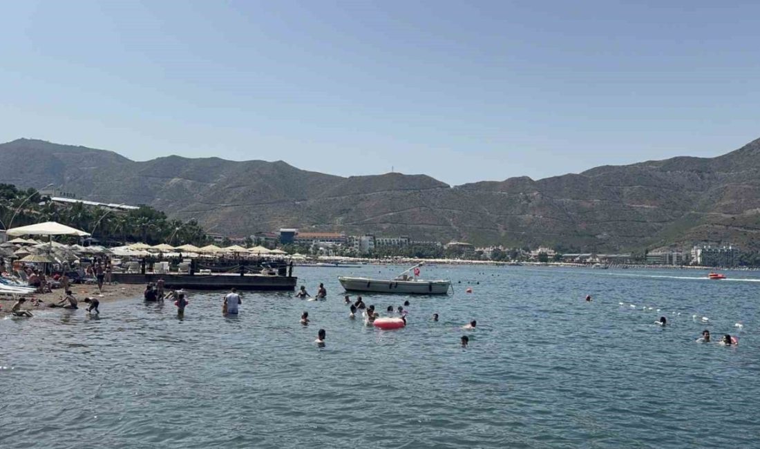 Muğla’nın Marmaris ilçesinde Kurban Bayramı tatili yoğunluğu yaşanıyor. Termometrelerin 37