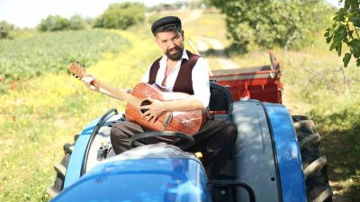 Müzik dünyasında yankı uyandıran yeni çıkışlarla bu yazın hit parçaları