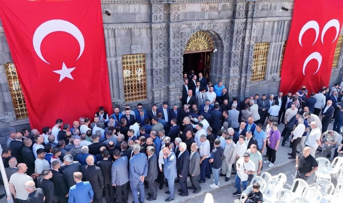 MHP’de bayramlaşma programına yoğun ilgi MHP Erzurum İl Başkanlığınca düzenlenen bayramlaşma programı yoğun katılımla yapıldı.