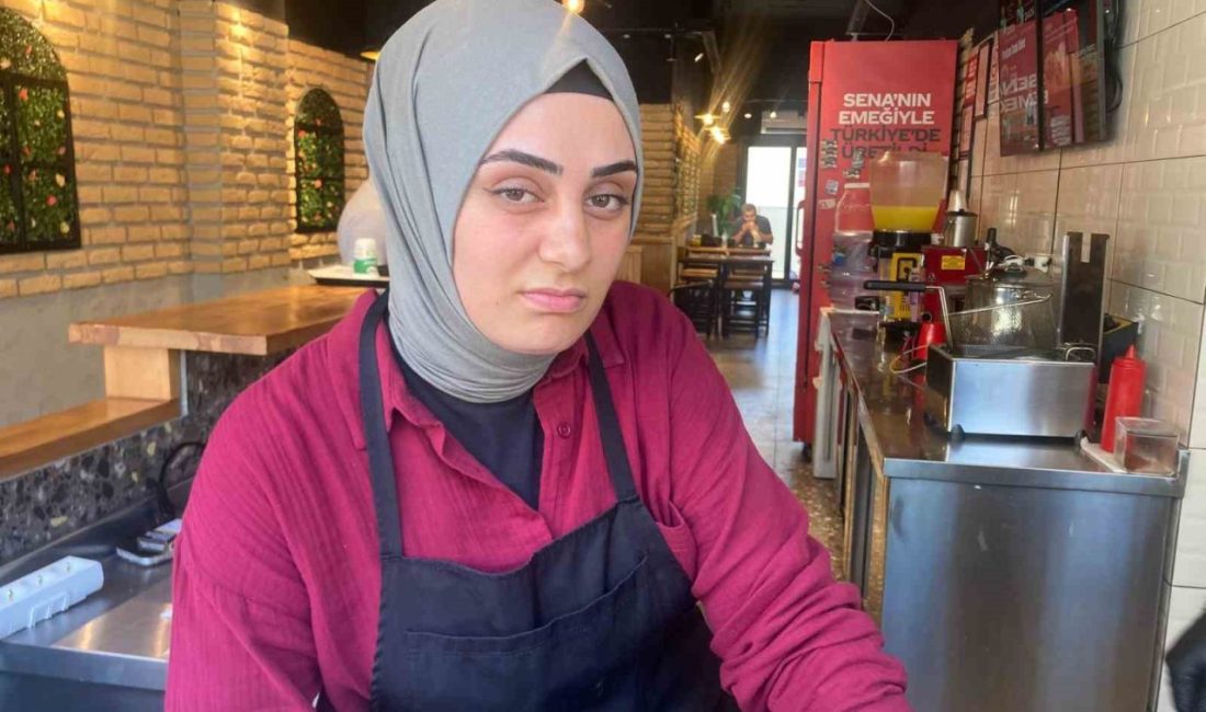 İzmir’in Buca ilçesinde açtığı iş yerinde asık suratı sebebiyle hem