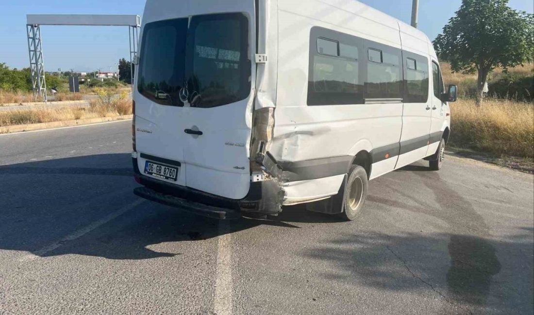Motosiklet minibüse çarptı, sürücü ağır yaralandı Antalya’nın Manavgat ilçesinde motosikletin minibüse çarpması sonucu meydana gelen kazada,
