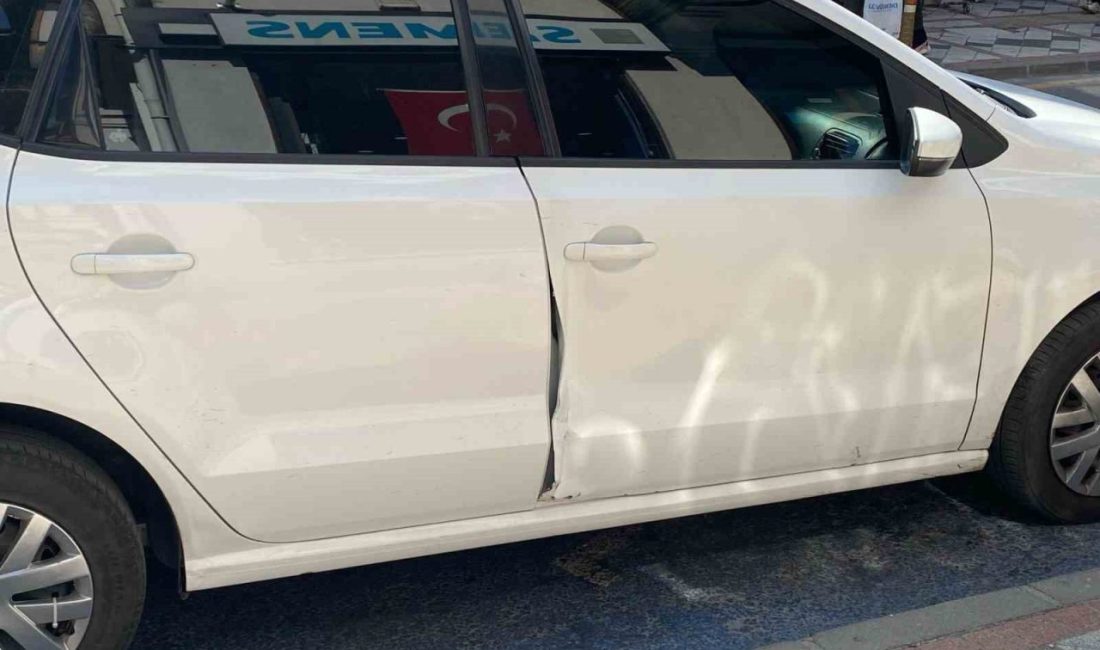 Motosiklet sürücüsü, otomobilin açılan kapısına çarptı Bartın’da seyir halindeki motosiklet, önünde duran otomobilin açılan kapısına çarptı,