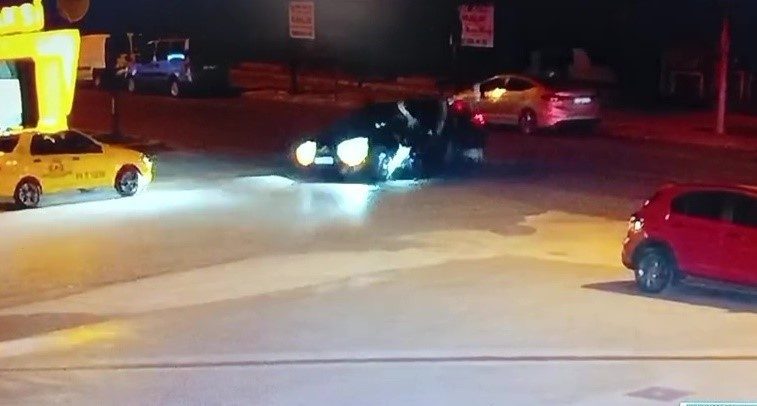 Şehir merkezinde meydana gelen kazada caddede dönmeye çalışan otomobil ile