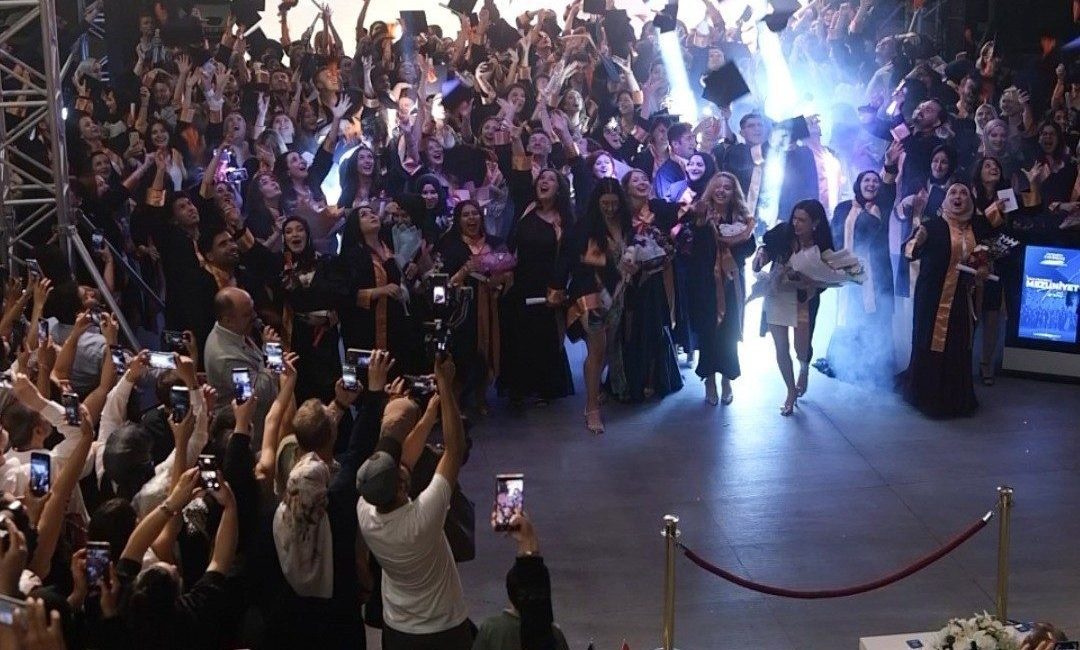 Mudanya Üniversitesi’nde mezuniyet heyecanı Bursa’nın tek vakıf üniversitesi olan Mudanya Üniversitesi, Meslek Yüksekokulu programlarında