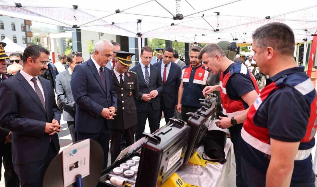 Muş’ta jandarma teşkilatının kuruluş yıl dönümü coşkuyla kutlandı Jandarma Teşkilatı’nın 185. kuruluş yıl dönümü, Muş’ta düzenlenen törenlerle coşkulu